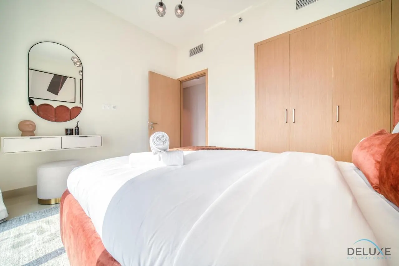Harbour Views Tower 1: Polished 3BR with Assistant Room by Deluxe Holiday Homes Dubai