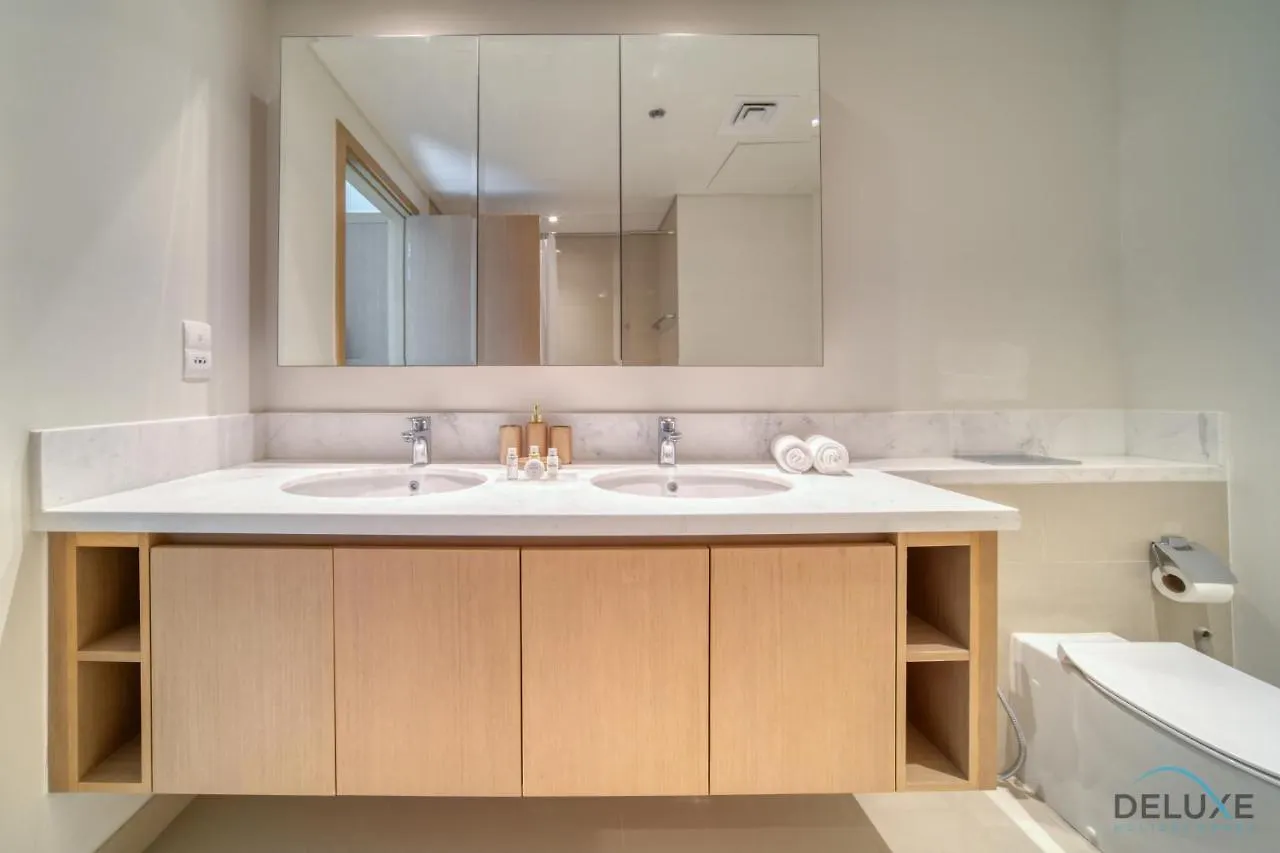 Harbour Views Tower 1: Polished 3BR with Assistant Room by Deluxe Holiday Homes Dubai Apartment