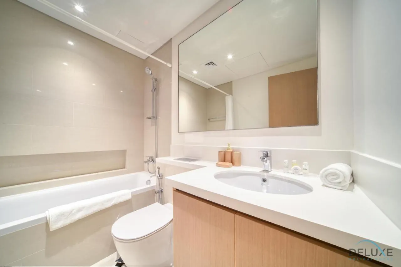 Harbour Views Tower 1: Polished 3BR with Assistant Room by Deluxe Holiday Homes Dubai