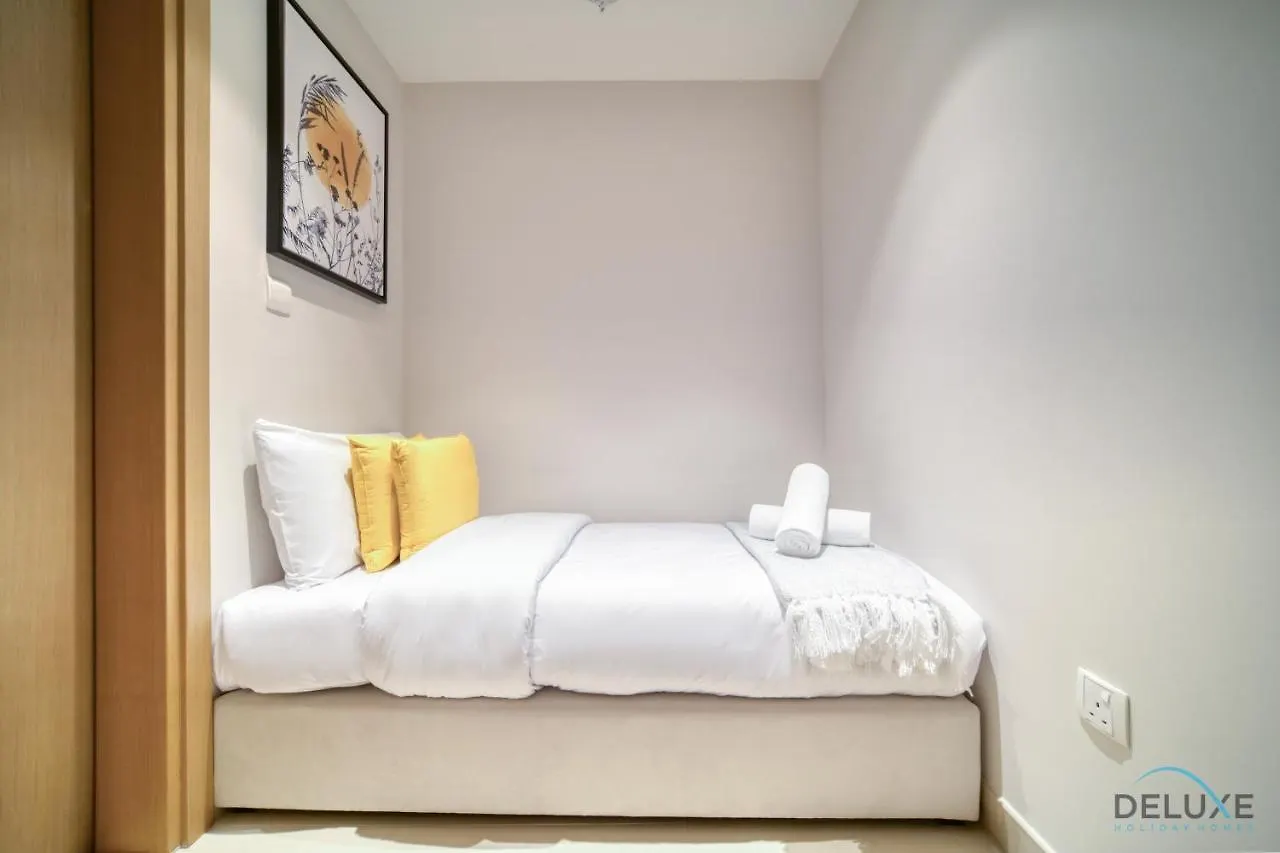 Harbour Views Tower 1: Polished 3BR with Assistant Room by Deluxe Holiday Homes Dubai Apartment